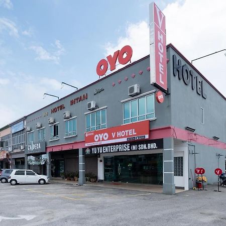 Oyo 90050 V Hotel トゥルッ・インタン エクステリア 写真