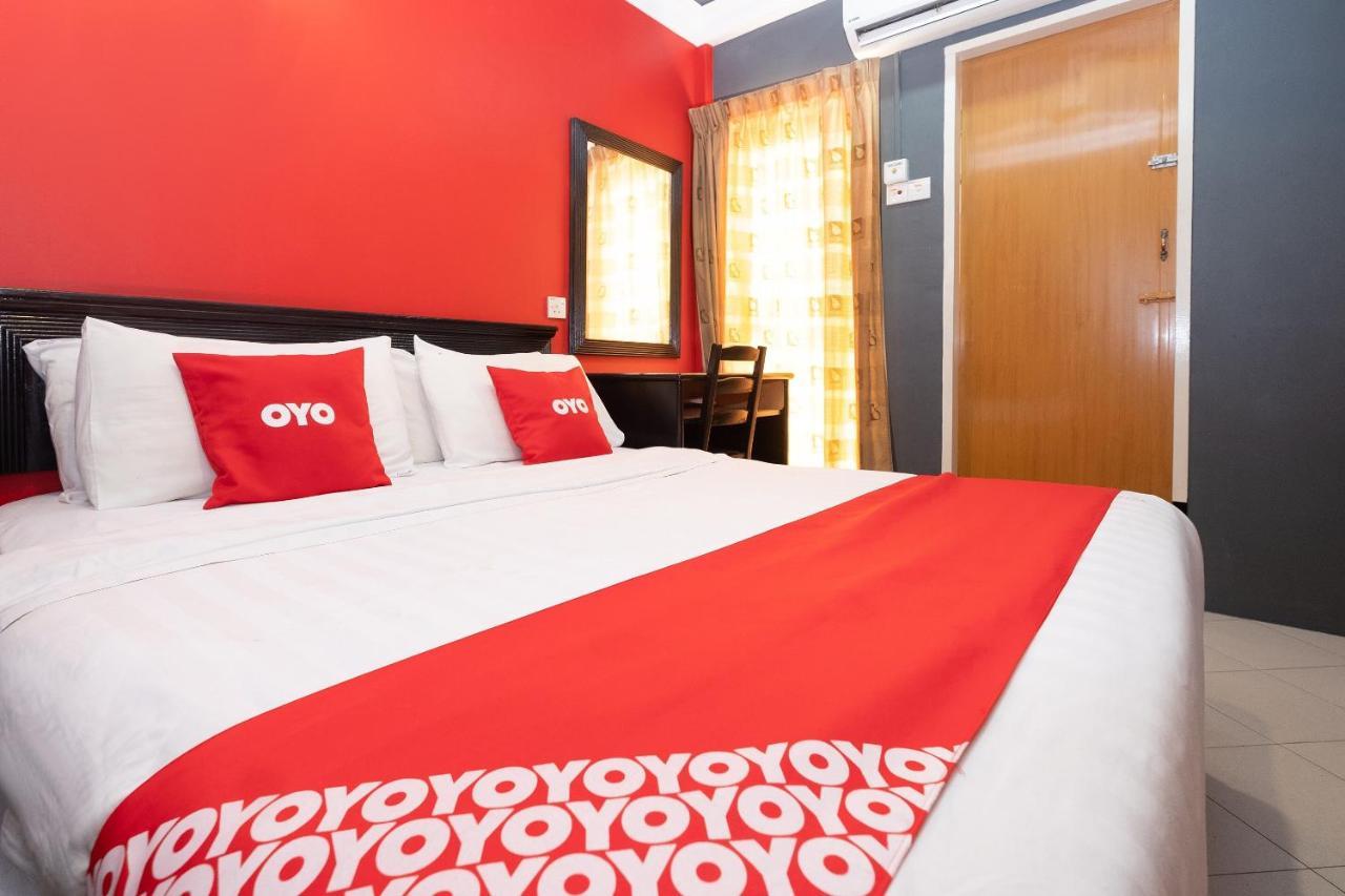 Oyo 90050 V Hotel トゥルッ・インタン エクステリア 写真