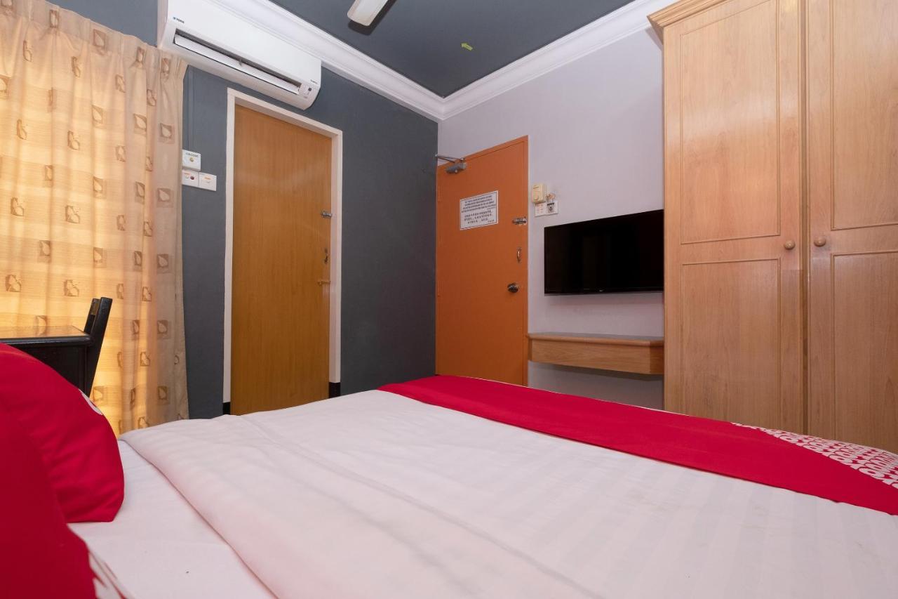 Oyo 90050 V Hotel トゥルッ・インタン エクステリア 写真
