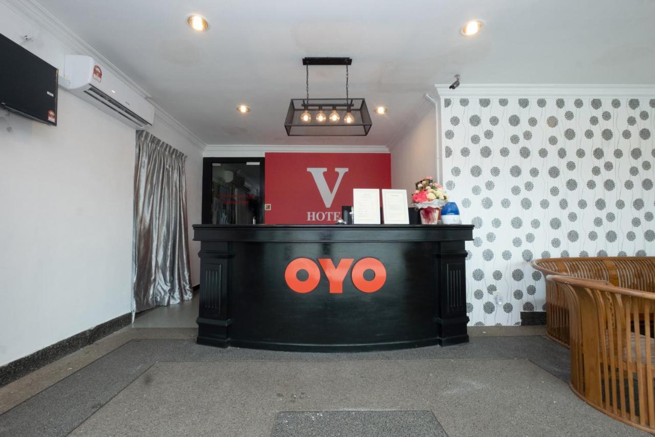 Oyo 90050 V Hotel トゥルッ・インタン エクステリア 写真