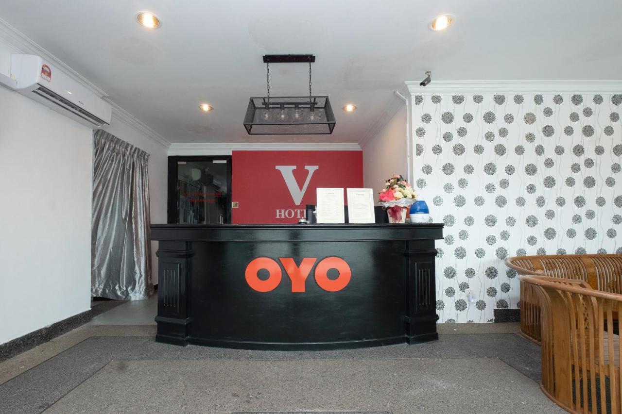 Oyo 90050 V Hotel トゥルッ・インタン エクステリア 写真