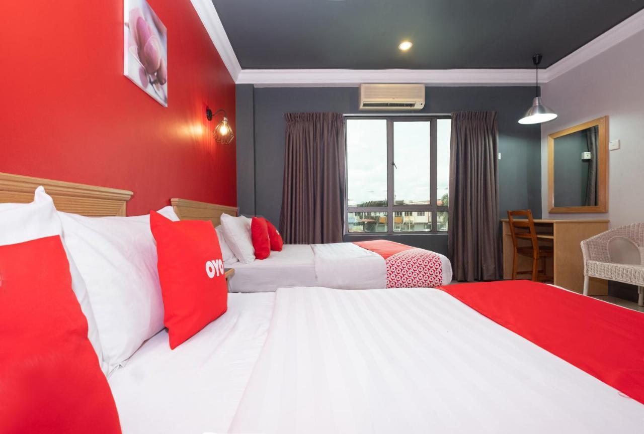 Oyo 90050 V Hotel トゥルッ・インタン エクステリア 写真