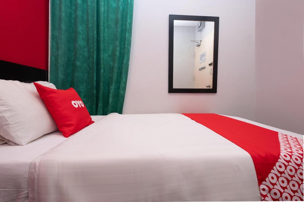 Oyo 90050 V Hotel トゥルッ・インタン エクステリア 写真
