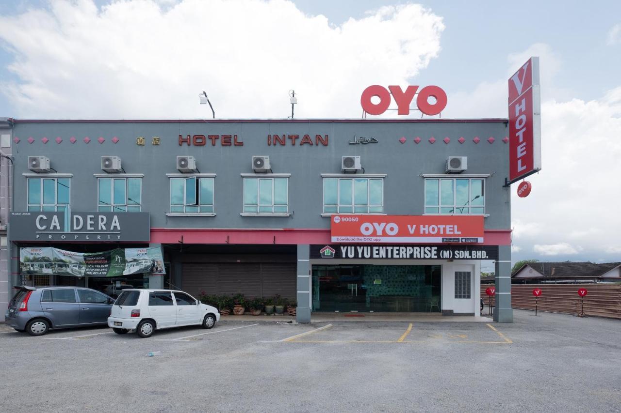 Oyo 90050 V Hotel トゥルッ・インタン エクステリア 写真