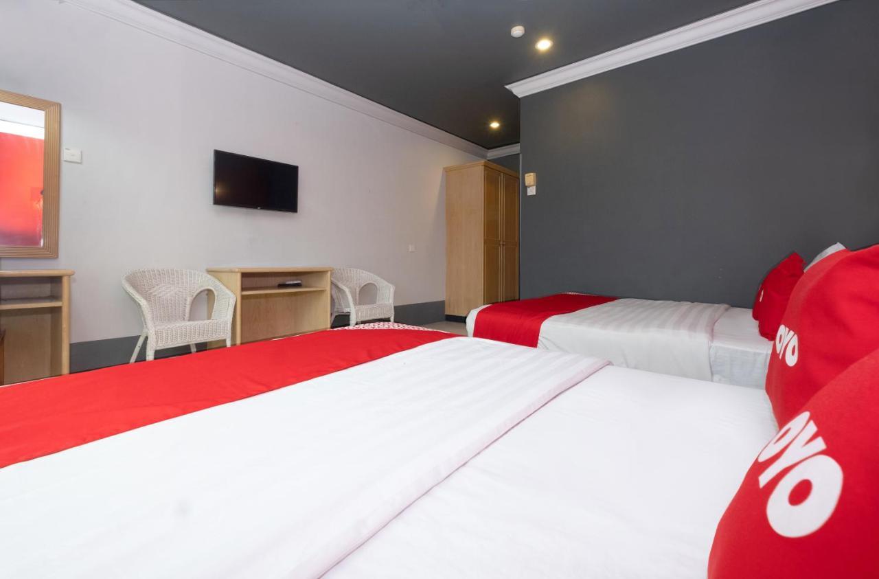Oyo 90050 V Hotel トゥルッ・インタン エクステリア 写真