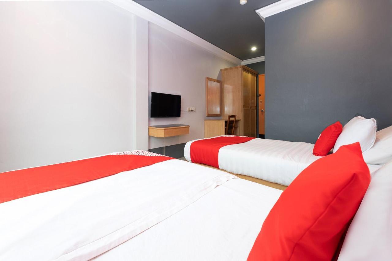 Oyo 90050 V Hotel トゥルッ・インタン エクステリア 写真