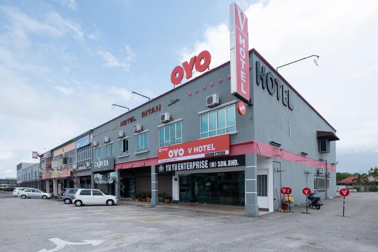 Oyo 90050 V Hotel トゥルッ・インタン エクステリア 写真