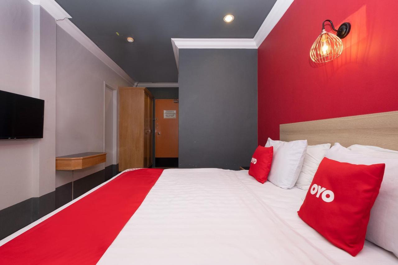 Oyo 90050 V Hotel トゥルッ・インタン エクステリア 写真
