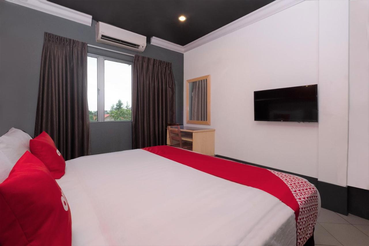 Oyo 90050 V Hotel トゥルッ・インタン エクステリア 写真