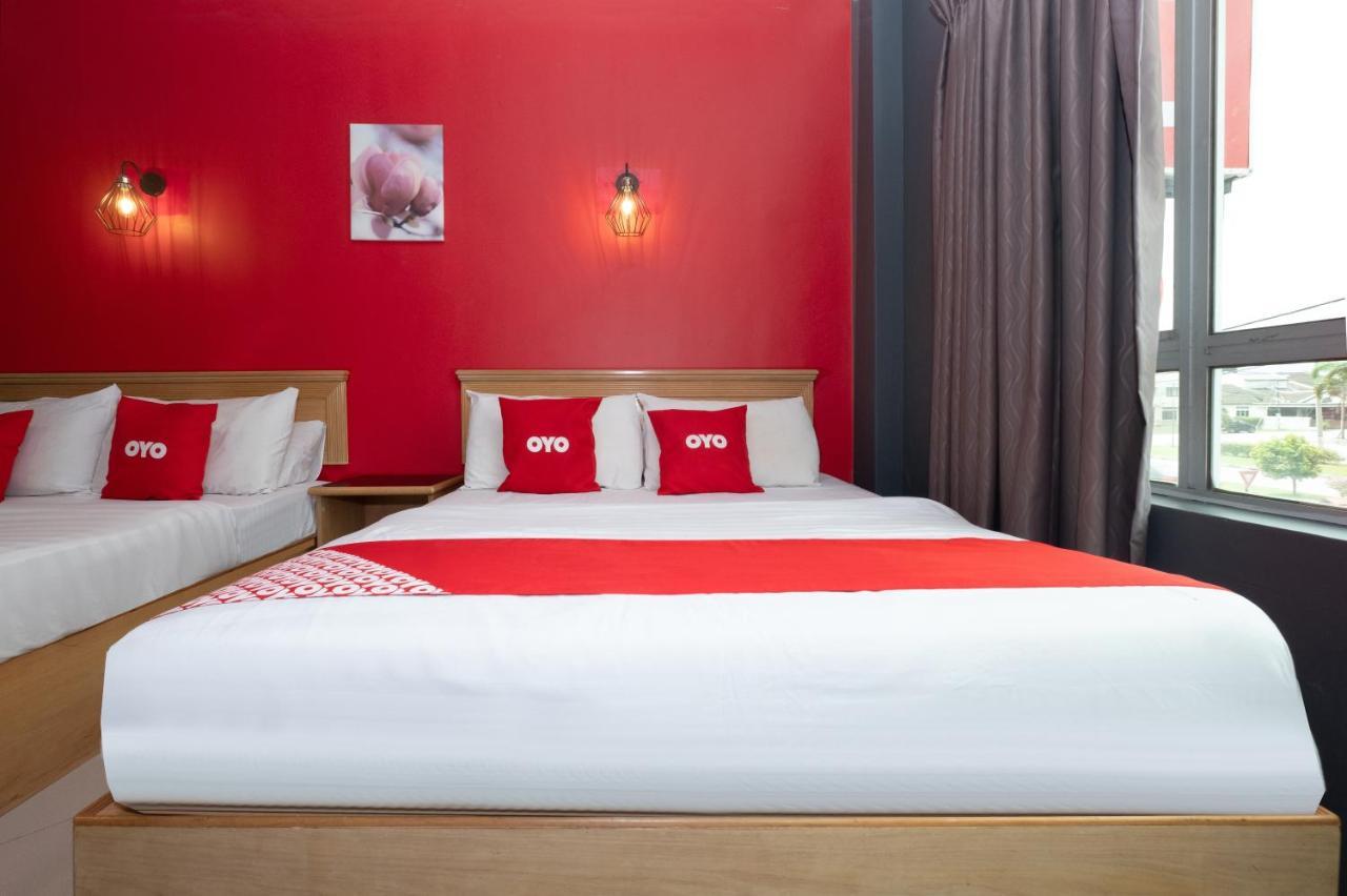 Oyo 90050 V Hotel トゥルッ・インタン エクステリア 写真