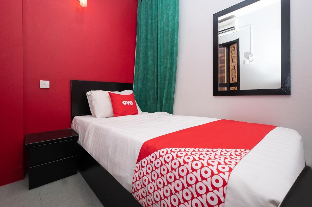 Oyo 90050 V Hotel トゥルッ・インタン エクステリア 写真