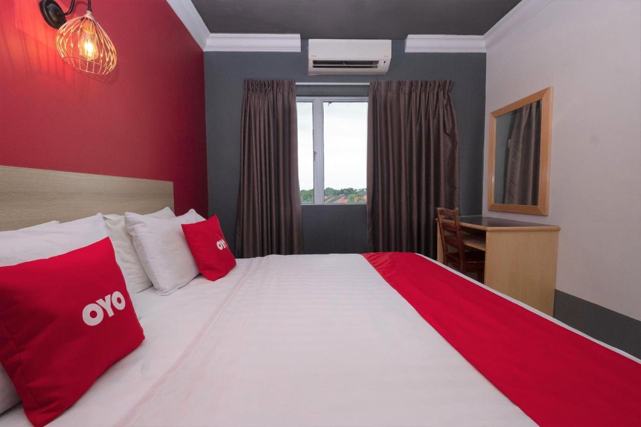 Oyo 90050 V Hotel トゥルッ・インタン エクステリア 写真