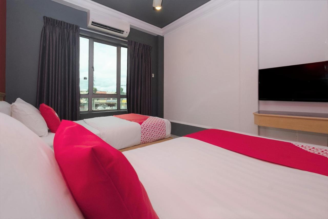 Oyo 90050 V Hotel トゥルッ・インタン エクステリア 写真