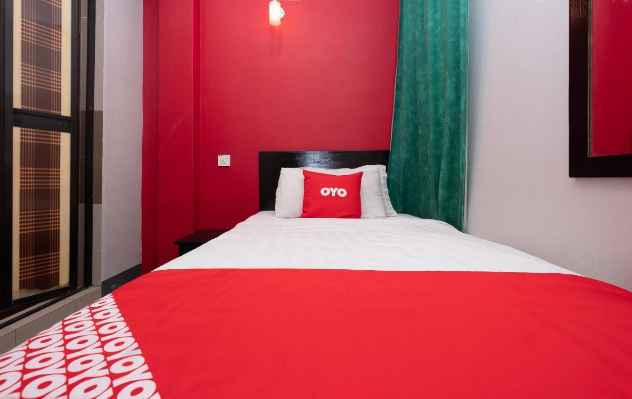 Oyo 90050 V Hotel トゥルッ・インタン エクステリア 写真